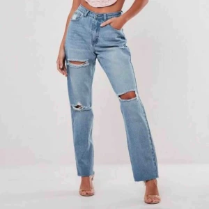  - Jeans från missguided. Storlek UK10 alltså storlek 38. Aldrig använda bara testade. Kan frakta men köparen står för frakt 🧡