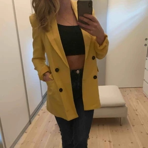 - Cool kavaj med dubbelknäppning i härlig gul färg, superbra som vårjacka.💫 Använd 1 gång Möts i Uppsala  🚚 59kr betalas av köpare