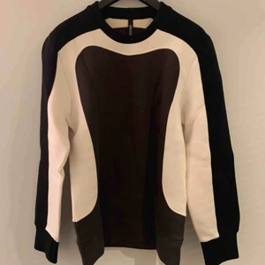  - Helt oanvänd Neil Barret crewneck köpt från Neil Barret i Milano. Butiks pris ca 4000kr 