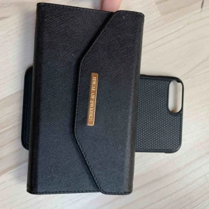  - 6/6s/7/8 plus. Plånbok/clutch skal ifrån Ideal of Sweden. Den är i magnet så man kan använda andra magnetskal till.Kan skicka men du står för frakten kan även mötas upp i Lund.