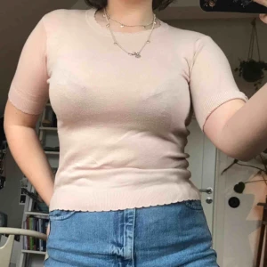  - Smutsrosa tröja, hyfsat använd. Köpt på Mango i storlek S. Kontakta om du är intresserad.