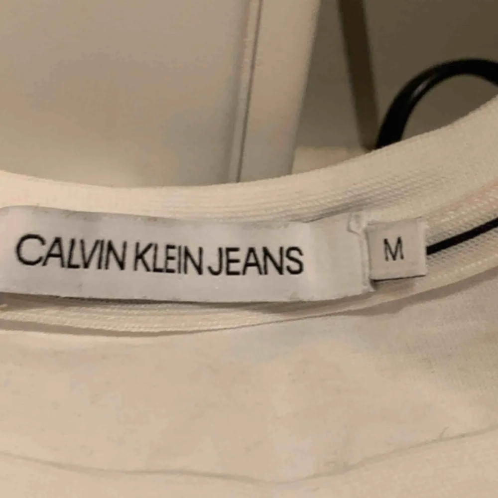 Fin tröja från Calvin Klein, kommer inte till användning då det inte är min stil:) Storleken är M men sitter fint på mig som har Xs/S.. T-shirts.