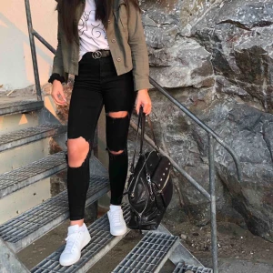  - Slitna jeans från Gina i storlek 38, sitter som ett par 36or. 