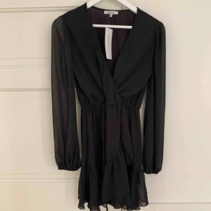  - Helt oanvänd klänning från Chiquelle. Prislapp kvar  Storlek XS