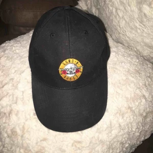 - Keps med guns n roses tryck på