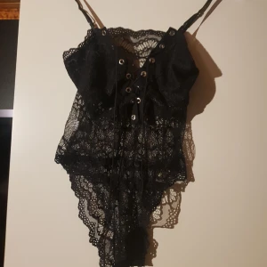  - Spets body. Märkt som M men skulle säga de är en S. Oanvänd. Köpare står för frakt 