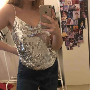 - Säljer detta fina paljettlinne perfekt för fest:)  Frakt tillkommer men kan mötas i Alingsås eller Göteborg 