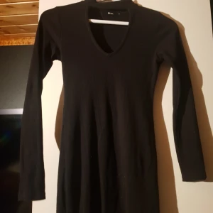  - Svart klänning med urringning. Strl XS. Köpare står för frakt 