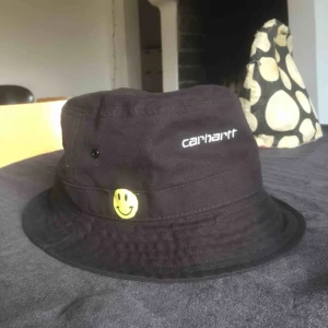  - Jag säljer min bucket hat pga tycker den passar dåligt, lite för stor, men jag har ganska litet huvud.  Köpt i våras i Paris för 600 spänn, använd få ggr. :))