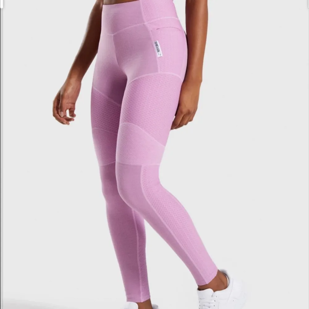 Helt nya Gymshark True Texture Leggings - Pink ordinarie pris 600kr I förpackningen, har bara provat.. ej använt . Övrigt.