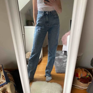  - Snygga raka byxor med slitningar nertill, för stora på mig. Eventuell frakt betalar köparen💞💞