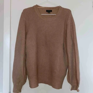  - Beige ballong-arm stickad tröja. EUR L (42-44)    Swish-betalning Upphämtning i Sthlm alt kund betalar för frakt (står ej för postens f-ups) 