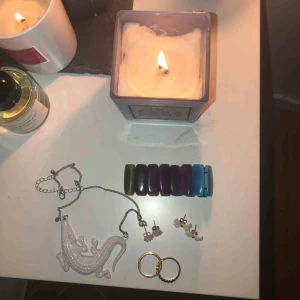  - Det är sex st smycken. Ringarna och Örhängerna är från H&M, Armbandet och halsbandet vet jag inte. Man kan få allt för 50kr, man kan oxå köpa smyckena en och en (15kr).