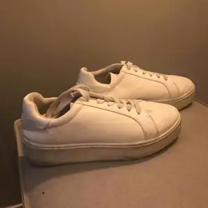 Vita höga sneakers 