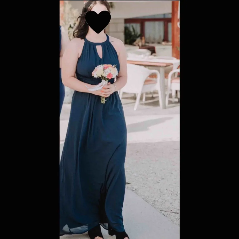 Marinblå balklänning/långklänning använd 1 gång på ett bröllop.🥂 Storlek 36 passar en S/M ✨ Jag är 1.64 cm lång och hade ett par klackar som var 5/6 cm och klänningen var då precis över marken.🥰. Klänningar.
