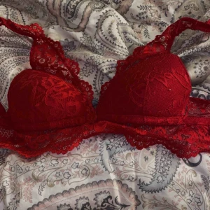  - fin röd spets topp i strl S, 80kr 🌩🌟