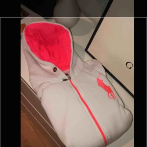  - Bra skick. Obs! INTE äkta märkeströja.  Storlek XL men mer som en M/L.  Kan fraktas. Finns annars i Linköping