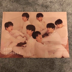  - BTS poster. Lite riven på ena kanten men annars i fint skick. Köparen står för frakten men jag möts annars upp runt Borlänge/Falun.