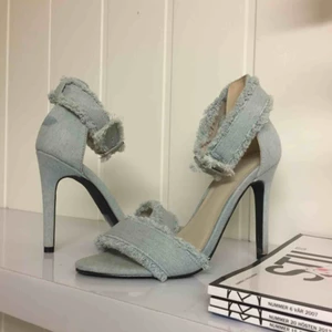  - Klackar från Linn Ahlborg x NaKd, fint skick, dock en fläck på ena klacken som syns på bilderna. Frakten är inräknad på 110kr. Prutat och klart. 