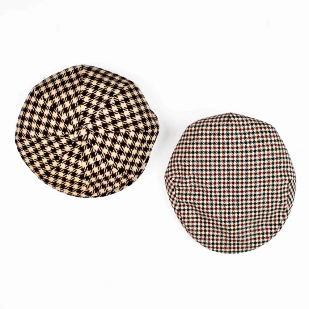 Set of two unisex vintage 70s houndstooth tweed flat caps Some signs of wear 1. Bohlins Modell, Sweden, Label: 59 2. The Scotty cap, Label: 58, 7 1/8 Free shipping! Ask for the full description! No returns! Price is final . Accessoarer.