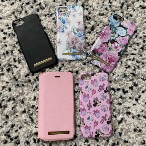  - Skal som passar iPhone 6/7/8 från Ideal of Sweden och Disney (köpt på Disneystore). Alla skal är sparsamt använda, men funkar fortfarande utmärkt. Endast disney-skalet kvar