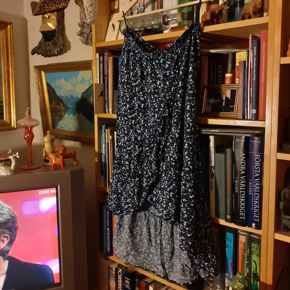 Lång blå/blommig kjol med slits, antingen vid höften,eller framifrån. Jag köpte den i Italien 🇮🇹 denna sommar, använd 1 eller 2 gånger i sommar innan det blev för kallt. Jag är 1,67 lång och 100 cm runt midjan. 95 cm lång. Nypris 42 Euro. Storlek XL. Kjolar.