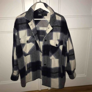  - Säljer nu den populära jackan från Zara i den blåa färgen 💘⚡️ mycket sparsamt använd så är i princip nyskick!