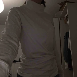  - Vit polo som sitter ganska löst✌🏼Najs basic plagg att ha t-shirt över🥰