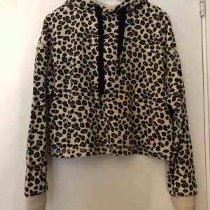  - Hoodie från zalando med leopardmönster och svarta snören. Är lite kortare i modellen och sällan använd🥰