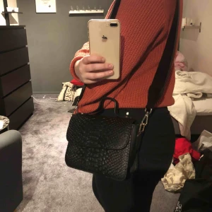  - Säljer min fina helt nya svarta väska från Even & odd på grund av används inte. Bra och rymlig, har bytt ut axelbandet mot ett tjockare. Har aldrig använt 🌸