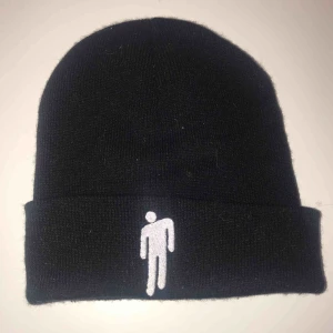  - Billie beanie köpt på konsert 2019, bra skick och sparsamt använd  