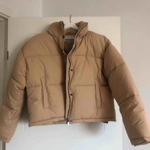  - Jag säljer nu min helt oanvända dunjacka från nakd pågrund av felköp! Nypris 799