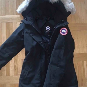  - Canada goose jacka använd en vinter. Jättefint skick! Fler bilder finns. 