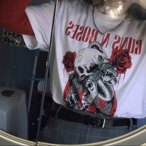  - Vit t-shirt Guns n roses köpt på H&m