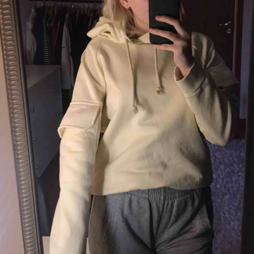 En beige-färgad hoodie med fickor på sidorna av ärmarna, köpt från Gina Tricot för 399 kr. Knappt använd, fint skick!! . Hoodies.