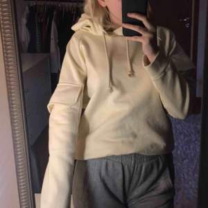 En beige-färgad hoodie med fickor på sidorna av ärmarna, köpt från Gina Tricot för 399 kr. Knappt använd, fint skick!! 