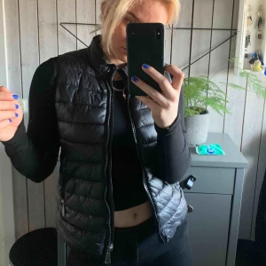  - Säljer min trendiga Mango väst eftersom jag har en likadan! Där är i väldigt fint skick forfarande! 