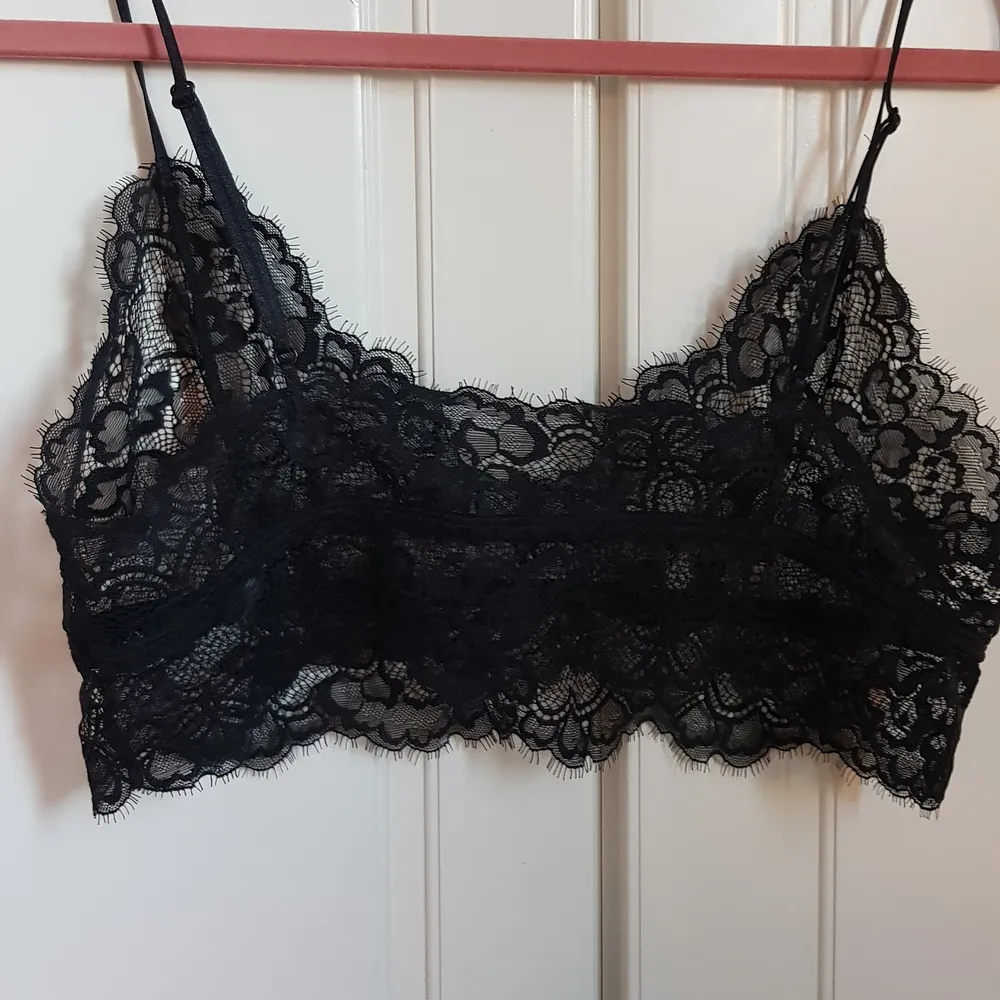 En superfin bralette i spets från weekday. Prislappen av men bara använd 1 gång. Säljer då passformen inte är så bra.. Toppar.