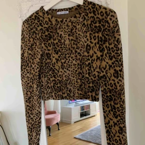  - Jättefin tröja från Zara.  Endast använd 1 gång!