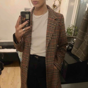  - Rutig kappa som nästan går ner till knäväcken 💫 Jättebra skick, går att använda som både höst/vinter/vår jacka 🌸 100kr exkl frakt