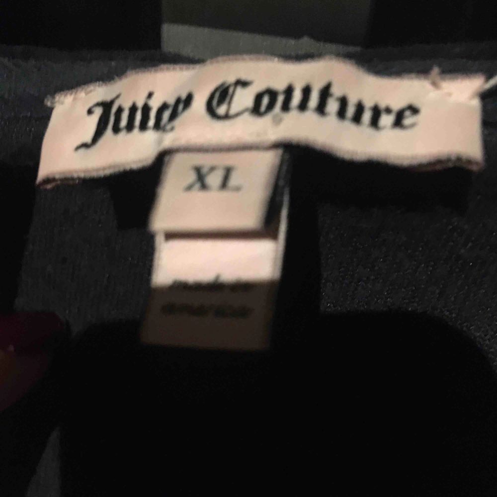 Juicy couture storlek XL, super fint skick med tryck på ryggen. Marinblå 💕. Huvtröjor & Träningströjor.