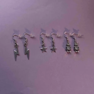  - Säljer dessa handgjorda örhängen med en blixt, en stjärna och en robot, 50 kr st, köparen betalar frakten som ligger på 11 kr.🦋 finns 0 par kvar av blixtarna, 5 par av stjärnorna och 3 par av robotarna💕