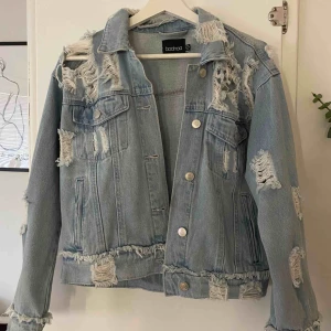  - Jättefin jeansjacka som aldrig blev använd så mycket som jag hade hoppats. Använd cirka 3 gånger. Köpt från boohoo och det är storlek 36 🌸