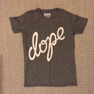 - T-shirt från dope skateboards Ganska bra skicka har dock ett litet håll på framsidan som ni ser på bilden  Kan skickad om köparen står för frakten  