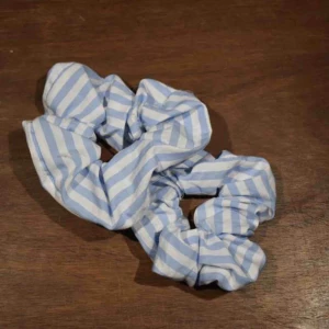  - Blå vit scrunchie 