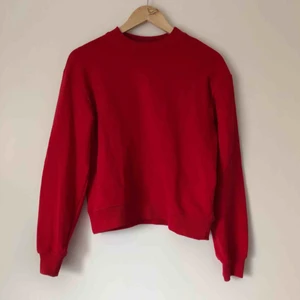  - Sömmen har släppt vid kragen (se bild) inget man lägger märke till dock. Annars som ny. Kan mötas upp i Sthlm. 