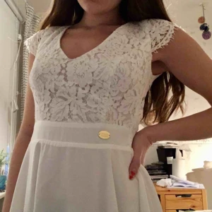  - Supersöt vit klänning, perfekt som studentklänning! Säljes pga för stor (har XS)  Nypris: 599:- Säljes för 80kr!!