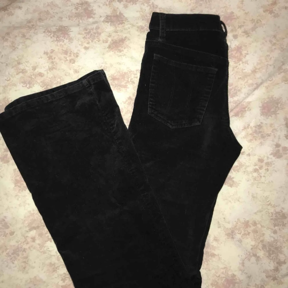 Svarta manchester bootcut byxor.  Möts upp på söder eller annan plats i stan :). Jeans & Byxor.