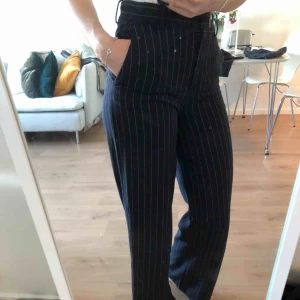  - Randiga kostymbyxor från hm super sköna samtligt som dom ser uppklädda ut! Hög i midjan och lösa i benen 😍 köparen står för frakt 