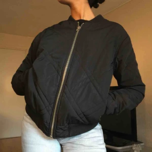  - Jacka från Topshop, röd insida. :)